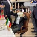 ژست عجیب محمود احمدی نژاد هنگام ثبت نام در انتخابات+ عکس