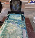 مادری که مزار پسر شهیدش را با پتو پوشاند/عکس