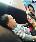 عکس/ واکنش جالب فرزند شهید مدافع حرم به تصویر پدرش