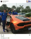 عكس يادگاري بازيكنان استقلال با خاص ترين لامبورگيني در كيش