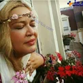 ژست عجیب بازیگر زن معروف از پنجره پر از گل خانه + عکس