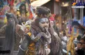ظاهر عجیب یک مرد با ماری در دهانش+عکس