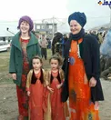 عكس/ زنان توريست آلمانی با لباس كردی در مريوان