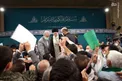 عکس/ حضور رهبر انقلاب در میان خانواده شهدا