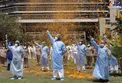 ریختن گل ازهلی‌کوپتر روی سر پرسنل کادر درمان کرونا/عکس