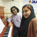 خانم بازیگر در حال آموزش موسیقی!