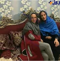 عکس زیبا و صمیمانه دو بازیگر زن روی یک مبل