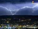 برخورد آذرخش با یک آسمان خراش + عکس