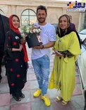 تیپ پاره محمدرضا گلزار در خیابان میان طرفدارانش+عکس