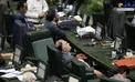 استراحت کامل آقای نماینده در جلسه بنزینی مجلس/عکس