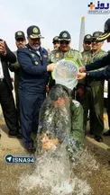 عکس/ استقبال از خلبان ارتشی با سطل آب سرد!