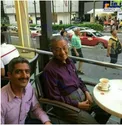 نخست وزیر مشهور در حال نوشیدن قهوه در یک کافه/عکس