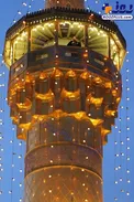 خادم حرم رضوی در حال اذان گفتن بالای گلدسته + عکس