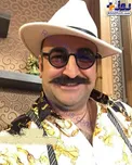 ظاهر جالب بازیگر مشهور با عینک و سیبیل عجیب/عکس