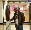 کار عجیب آقای بازیگر در یک پاساژ + عکس
