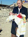 عكس/ از جان گذشتگی يک مادر برای نجات فرزندش در زلزله كرمانشاه