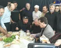عکس/ آبگوشت‌خوری علی پروین در مراسم اربعین