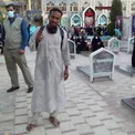 زائر پا برهنه مزار حاج قاسم/عکس