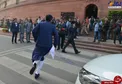 لحظه ورود وزیر هندی به داخل پارلمان سوژه شد+عکس
