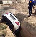 سقوط عجيب خودروي لوكس وگران قيمت در گودال +عكس