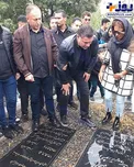 علي دايي و همسرش بر سر مزار پدرش+عکس