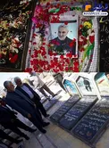 تصویر سردار شهید سلیمانی بر سر مزار خود