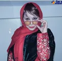 عینک و مانتوی عجیب و غریب بازیگر پر حاشیه + عکس