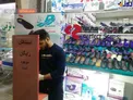 ارائه دستکش رایگان یک مغازه دار برای مردم+عکس