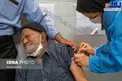عکسی عجیب از پرستار ایرانی هنگام تزریق واکسن کرونا