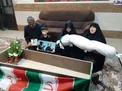 عکسی دردناک از وداع جانسوز یک مادر با پیکر فرزند شهیدش