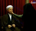 عکس/ مواجهه احساسی فاطمه هاشمی با تندیس پدر!