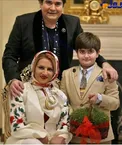 عکس نوروزی خواننده مشهور و خانواده