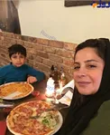 سلفی دیده نشده خانم بازیگر و پسرش در یک رستوران