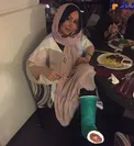 پرستو صالحى در شب تولد مادرش، با پاى گچ گرفته +عکس