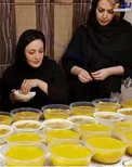 شیلا خداداد درحال تزیین شله زرد نذری در محرم+عکس