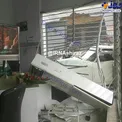 عکس/ ورود وانت پیکان به داخل بانک!