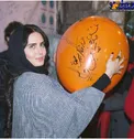 تیپ زیبای خانم بازیگر با بادکنک عجیبی که در دست دارد + عکس