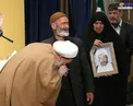 عکس/ بوسیدن دست پدر شهید توسط نماینده ولی فقیه در ارتش