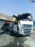 سقوط جرثقیل بر روی تریلی در پایانه مرزی مهران/عکس