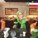 تیپ خاص و متفاوت خانم بازیگر در یک کافه شیک+ عکس