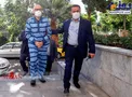 اکبر طبری دستبند زده وارد دادگاه شد/عکس