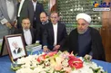 فاتحه خوانی روحانی بر سر مزار آیت الله هاشمی/عکس