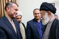 تصویری از شهید امیرعبداللهیان در کنار رهبر انقلاب