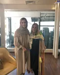 تیپ روشن و متفاوت شقایق دهقان درکنار دوست گریمورش/عکس