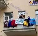 فروش لباس از روی بالکن خانه در روزهای کرونایی+ عکس