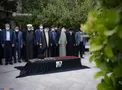 اقامه نماز بر پیکر مرحوم دعائی توسط رهبر انقلاب/ عکس