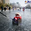 عکسی جالب از یک کودک در رودخانه یخ زده پکن