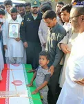 عکس/ فرزند خردسال شهید اهل سنت حادثه تروریستی چابهار در کنار تابوت پدر