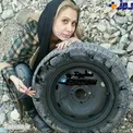 عکس عجیب و غریب خانم بازیگر با لاستیک ماشین