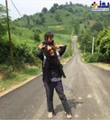 خانم بازیگر پرحاشیه سینما با بلوز و شلوار وسط جاده! +عکس